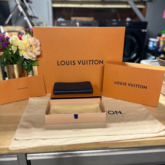 Louis Vuitton Comete Long Wallet - Picture 7 of 7